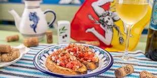 1x 120 g bruschetta – opečený chlieb, paradajky, červená cibuľka, olej, soľ, oregano