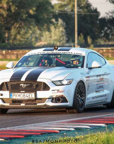 442 konských síl, objem motora 5,0 litra, jedinečný zvuk osemvalca