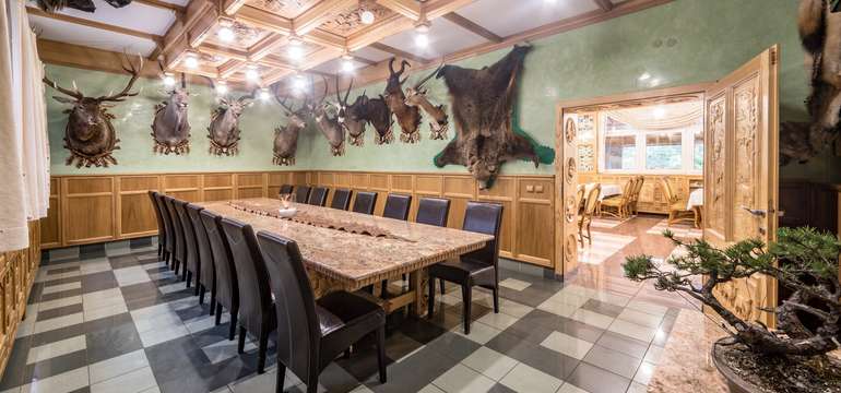Priľahlé salóniky poskytujú priestor na pracovné stretnutia, rodinné oslavy či oddych