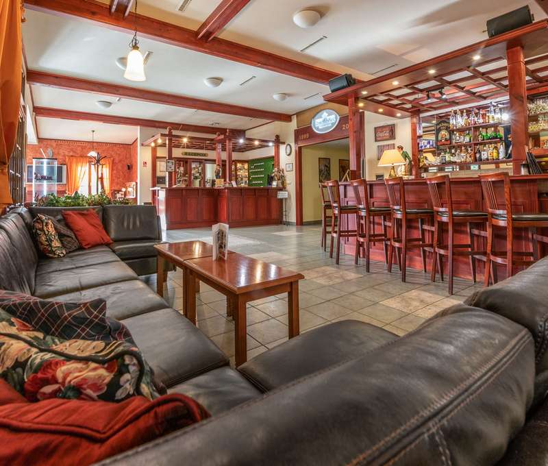 Lobby bar so širokým výberom kvalitnej whiskey či brandy a ponukou nielen domácich vín