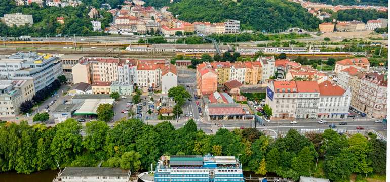 Botel kotví neďaleko historického centra Prahy