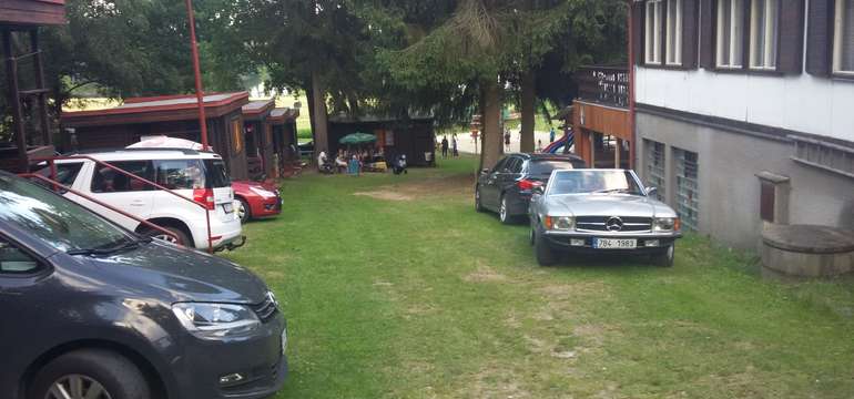Parkovat můžete u chatek