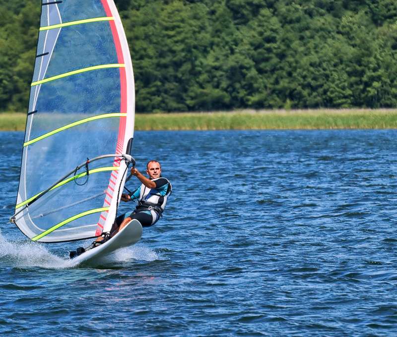 Kurzy windsurfingu sú vhodné pre začiatočníkov aj pokročilých (ilustračné foto)
