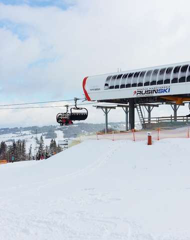 V stredisku Rusink-Ski premávajú 6- a 4-sedačková lanovka, dva vleky aj detský pás
