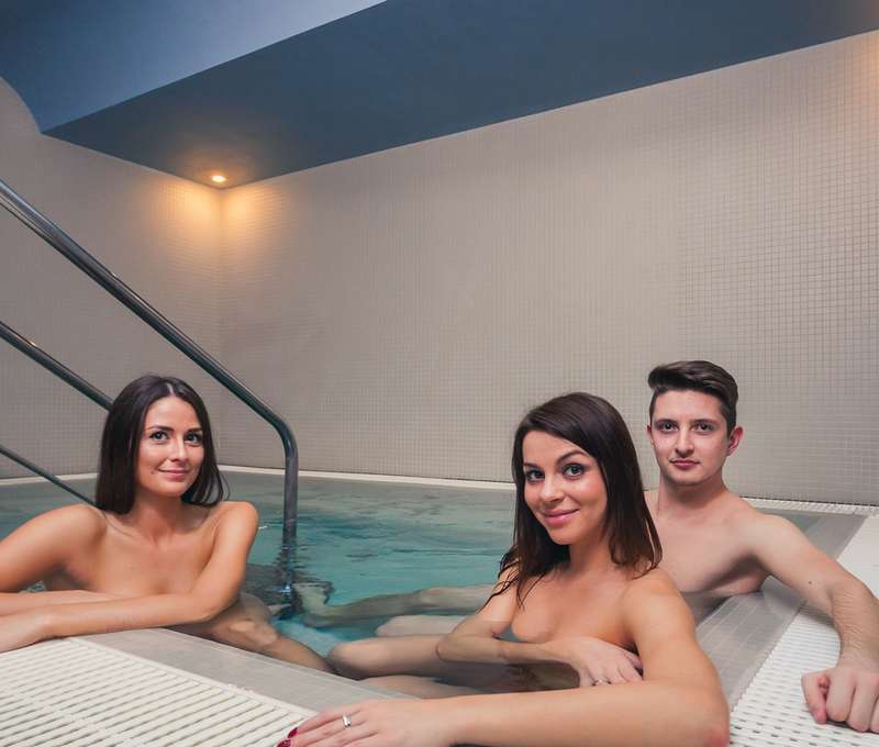 Tepidarium s príjemnou teplotou okolo 35°C slúži k zdravému prehiatiu tela