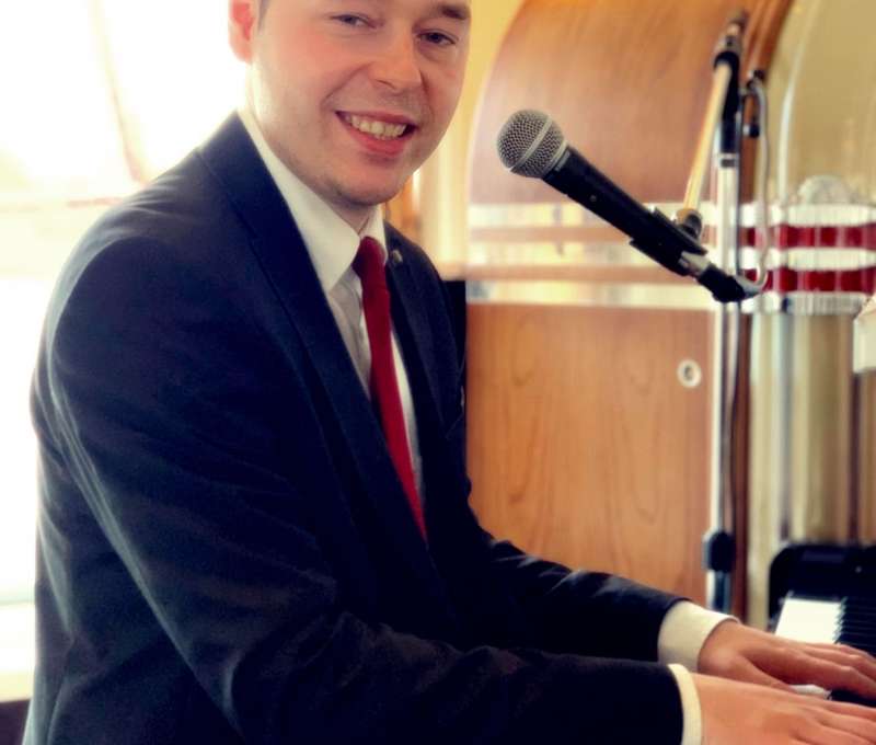 Viktor dlhšie obdobie pôsobil aj ako sólový klavirista a spevák v zahraničí