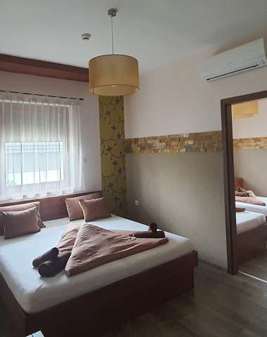 Hotel ponúka klimatizované, moderné izby so štýlovým zariadením a balkónom