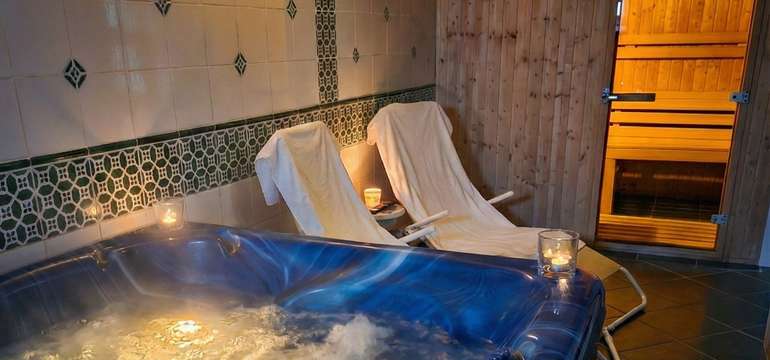 Wellness v penzionu Encián sestává z finské sauny a vířivky