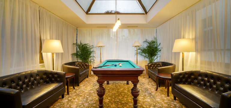 Lobby lounge & bar je otvorený nonstop a ponúka občerstvenie, internet i spoločenské hry