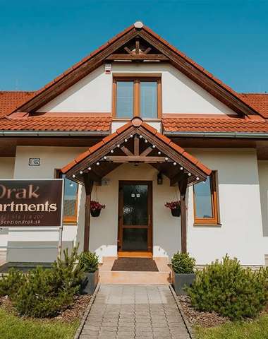 Vstup do apartmánového domu Drak Apartments v depandance