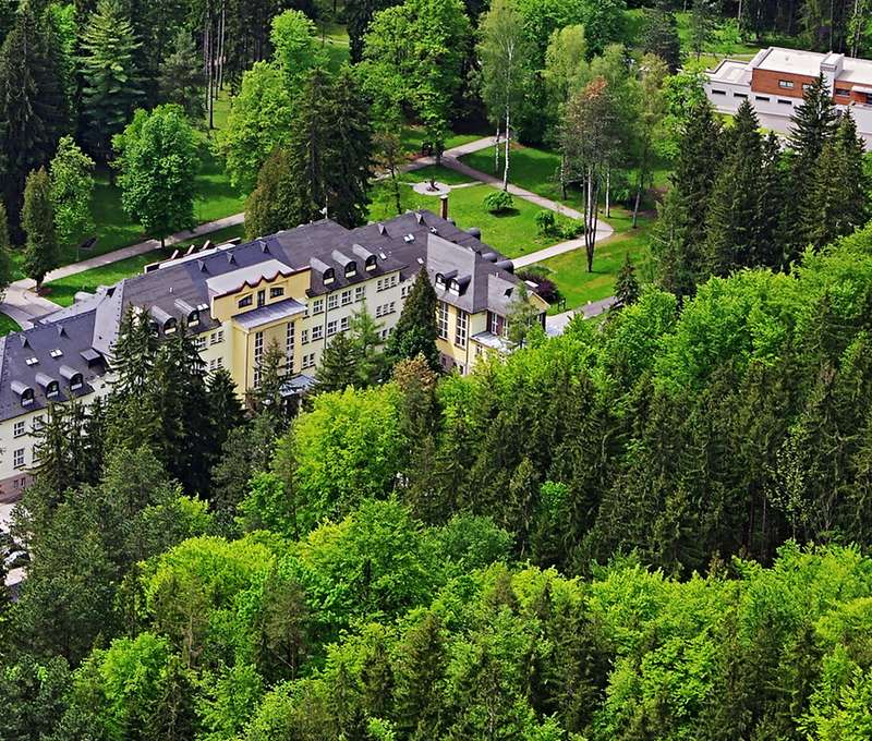 Hotel Skalka*** stojí v malebnom prostredí kúpeľného mestečka Rajecké Teplice