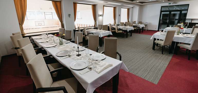 V areálu vás rádi pohostí na čtyřech místech: v restauraci, kavárně, sportovním pubu a horské chatě