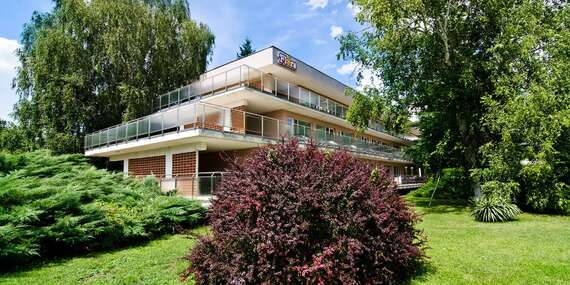 Výhodné ubytovanie v Hoteli FLÓRA retro v Dudinciach so stravou, bazénom aj morským kúpeľom/Dudince