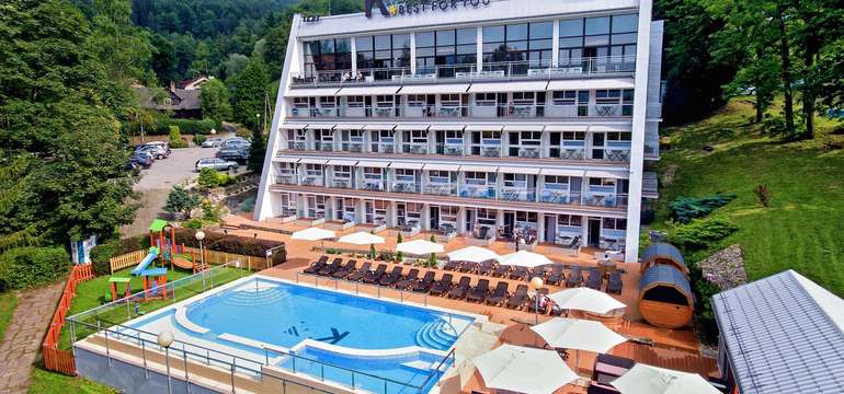 Hotel Kolejarz*** sa nachádza v blízkosti lesa a horskej rieky v pokojnom prostredí