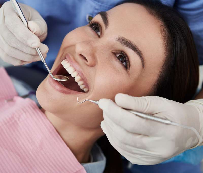 Komplexná dentálna hygiena alebo zubný implantát v novootvorenej zubnej klinike One Day Teeth 