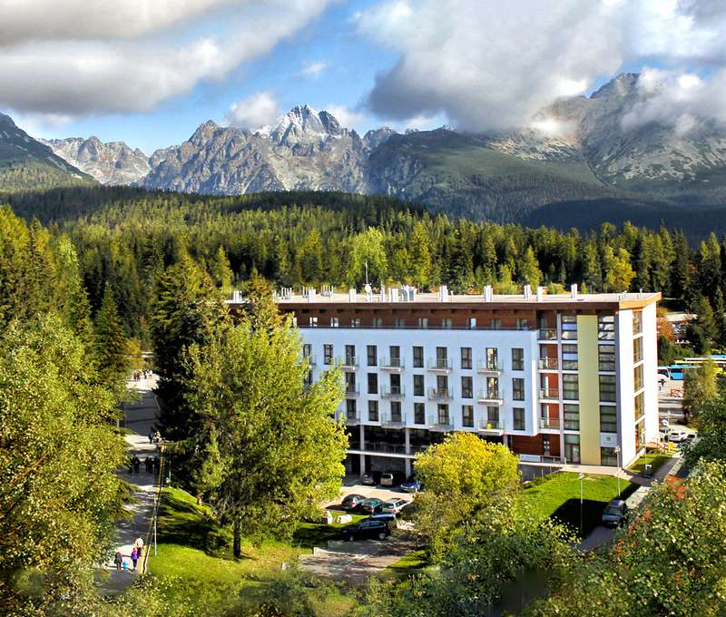 Hotel Crocus**** leží len pár krokov od Štrbského plesa