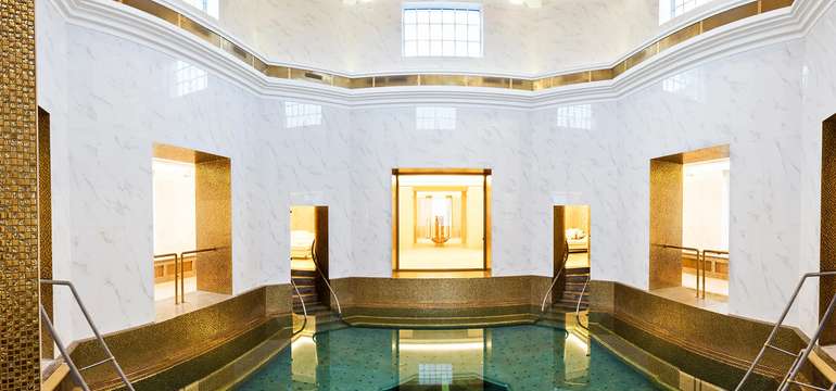 Zrekonstruovaný hotel ROYAL PALACE***** je zařízen ve stylu art deco a patří k nejluxusnějším