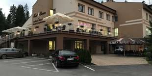 Hneď nad hotelom vedie chodník, ktorým sa dostanete bicyklom, ale aj pešo, na vrchol Magury