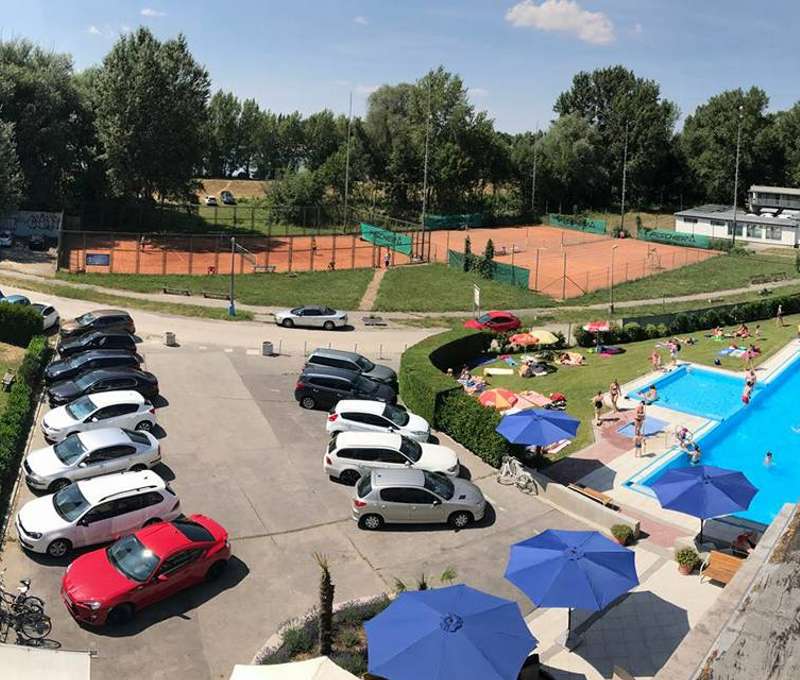 K dispozícii sú aj tri tenisové kurty