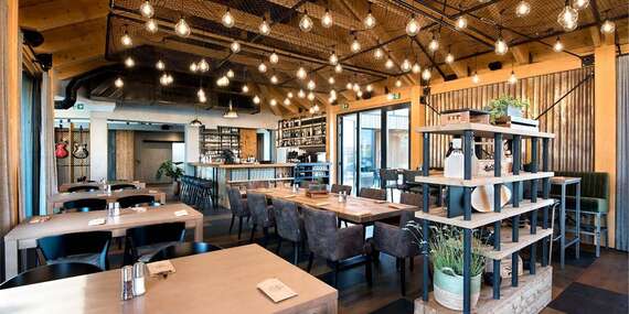 Hamburgery s hranolčekmi a omáčkou podľa vlastného výberu v reštaurácii Rock Farm vo Veľkej Lomnici/Vysoké Tatry - Veľká Lomnica