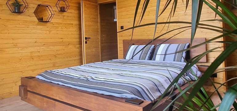 Manželská posteľ, z ktorej môžete pozorovať hviezdnu oblohu