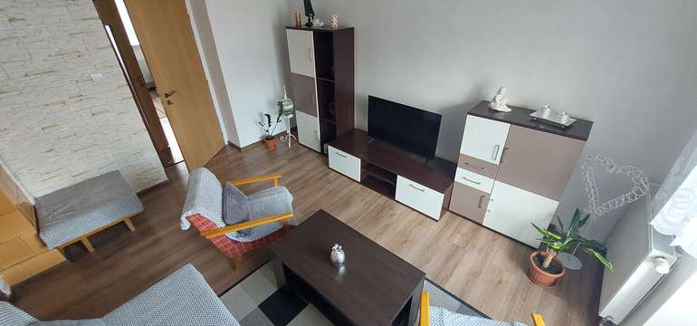 Apartmán má 1 obývaciu izbu s TV