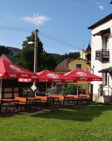 Hotel Rača sa nachádza priamo v centre obce Oščadnica