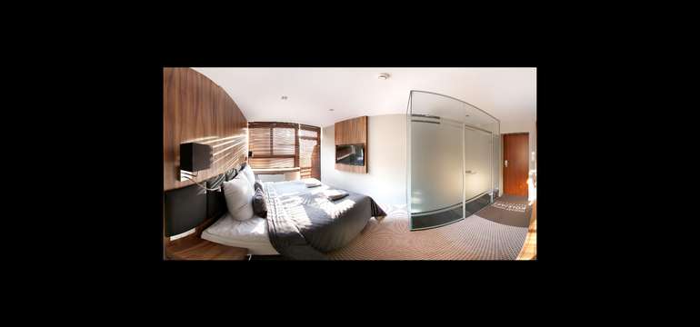 Moderná izba Deluxe: king size posteľ, minibar, sejf, TV, Wi-Fi, kúpeľňa