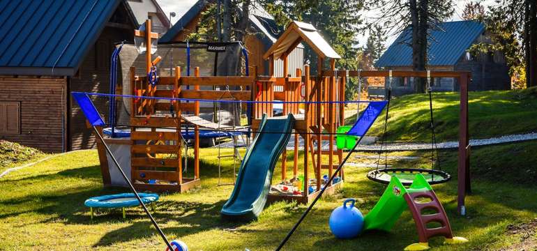 Obrovské detské ihrisko s preliezkami, trampolínou a hojdačkami