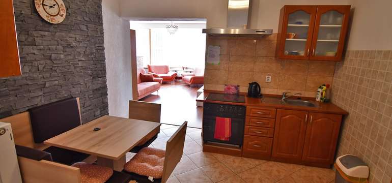 Ubytovanie v zadnom rodinnom apartmáne (4+1) 