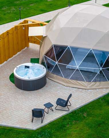 Diamond Glamp s vlastní venkovní vířivkou a snídaní