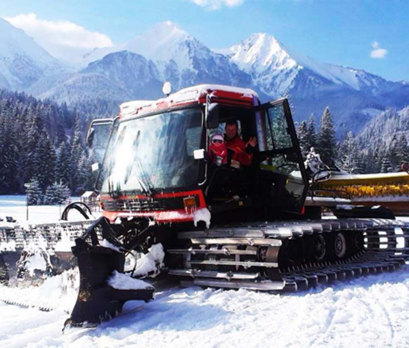 Zjazdovky v Ski Monkova dolina sú denne upravované ratrakom