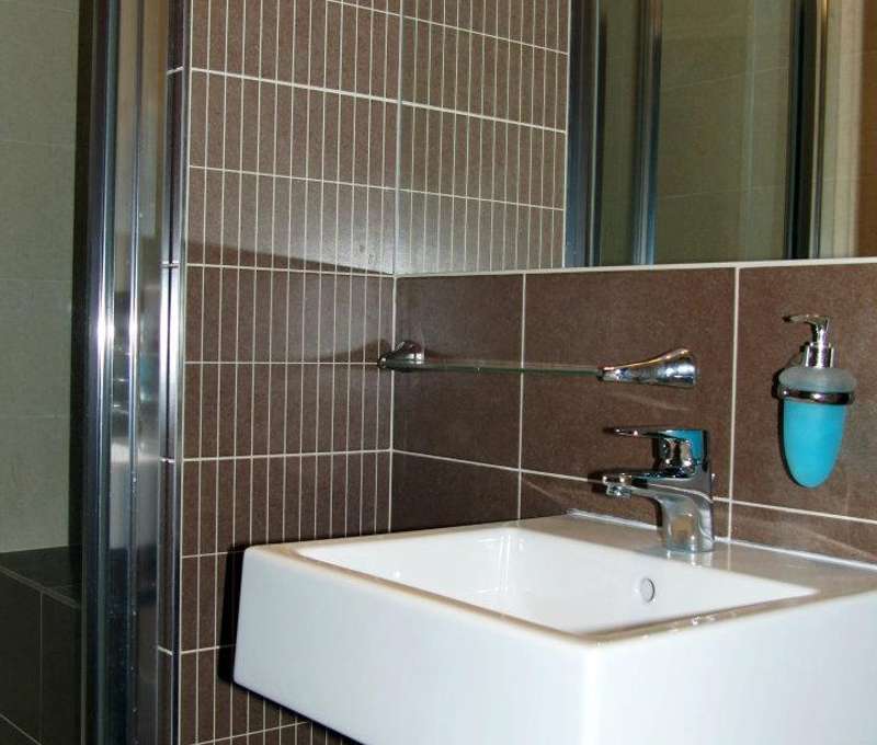 Kúpeľňa dvojlôžkovej izby so sprchovacím kútom