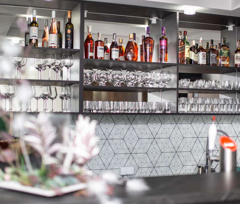 Posaďte sa a relaxujte pri lahodnom espresse, alko a nealko nápojoch v Crystal Cafe