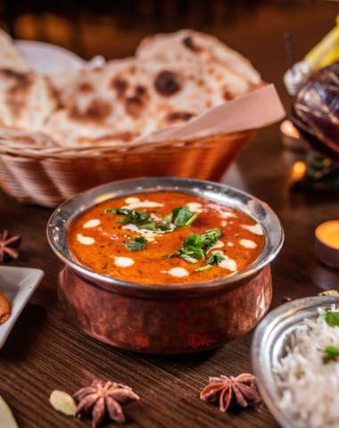 Chicken tikka masala (grilované kuracie kocky s paprikou v paradajkovej omáčke)