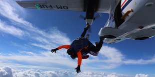 Rýchlosť voľného pádu okolo 200 km/h