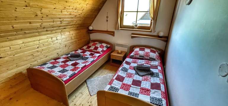 Drevenička ponúka ubytovanie pre 8 ľudí v troch samostatných izbách