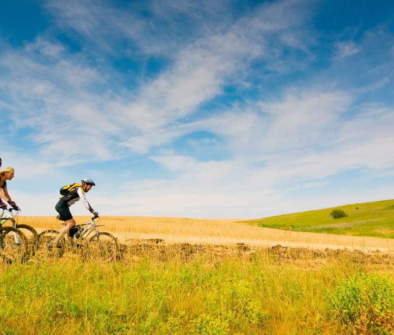 Společné rodinné chvíle na e-bicykli alebo e-kolobežke