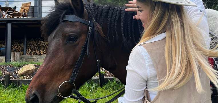 Kone s inštruktorkami, ktoré vás radi prevedú okolím hviezdnej noci