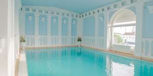 Hotel disponuje bazénom v štýle rímskych kúpeľov