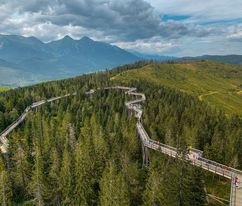 Od penziónu Ciriak je to len 17 min. autom ku Chodníku korunami stromov