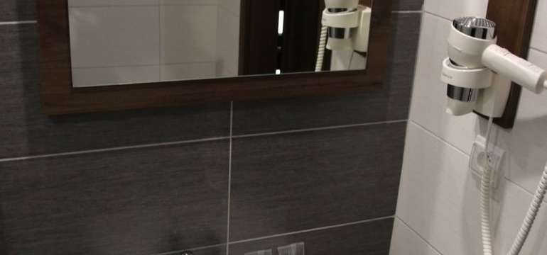 Kúpeľňa so sprchovým kútom a hygienickými potrebami, samostatná toaleta