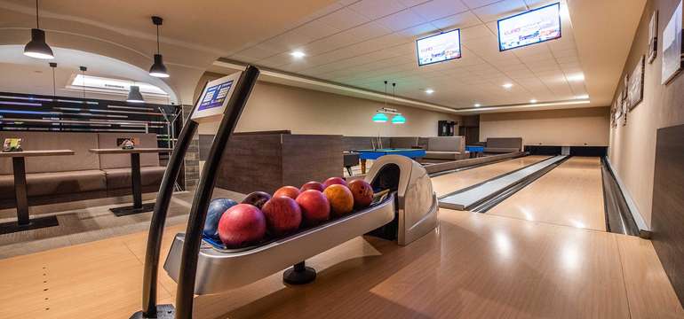 Bowling v AQUA SPORT HOTEL***