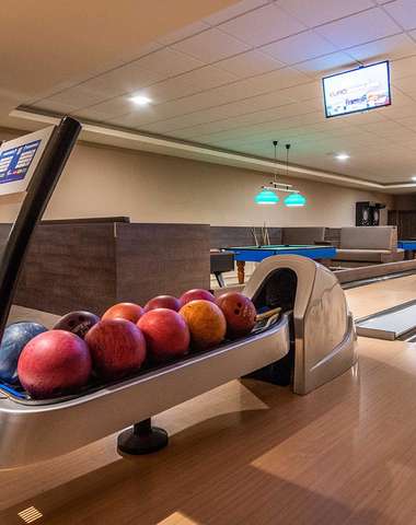 Bowling v AQUA SPORT HOTEL***