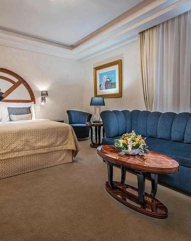 Zrekonstruovaný hotel ROYAL PALACE***** je zařízen ve stylu art deco a patří k nejluxusnějším