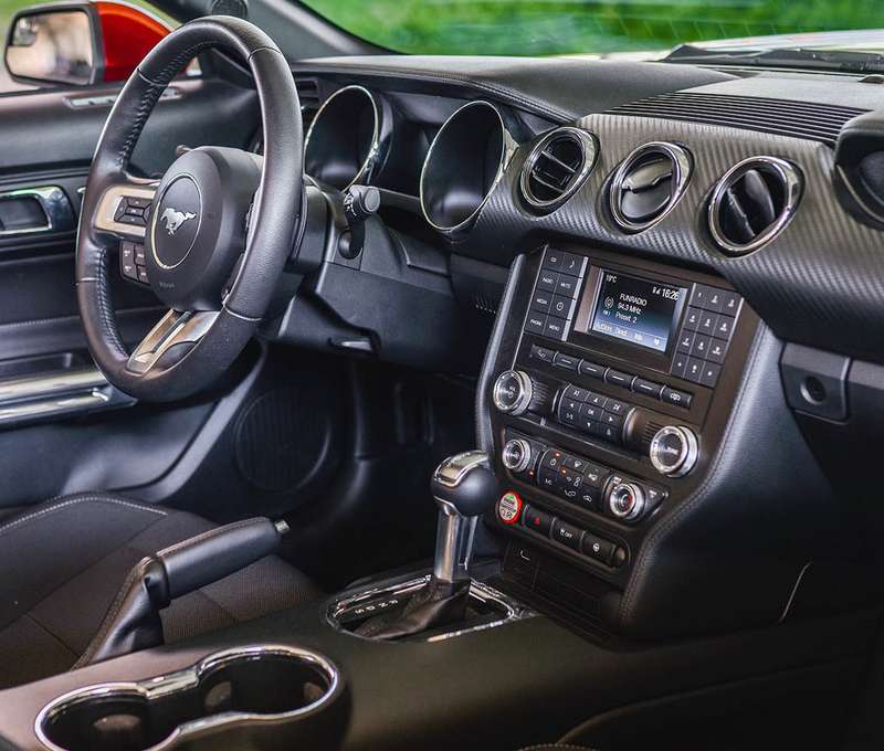 Nezabudnuteľná jazda na prenajatom Mustangu Cabrio