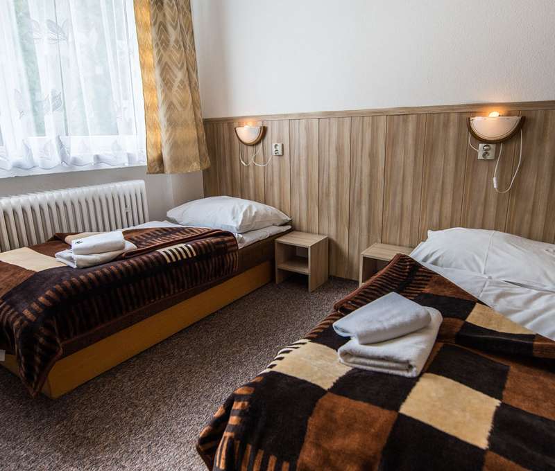 Pokoje jsou jednoduše zařízené a nabízí krásný výhled do přírody