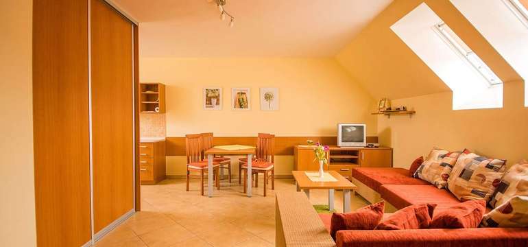 Každý apartmán má štandardne vybavenú kuchynku s jedálenským sedením