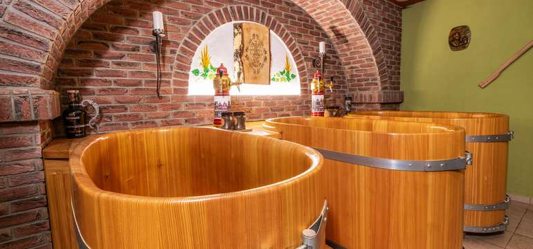 Pivné kúpele sú jednou z procedúr vo wellness centre Zbojníckej koliby