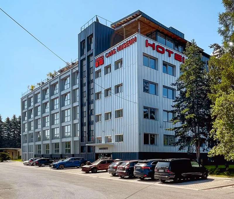  Možnosť ubytovania v tematickom hoteli Double Red Cars Hotel 
